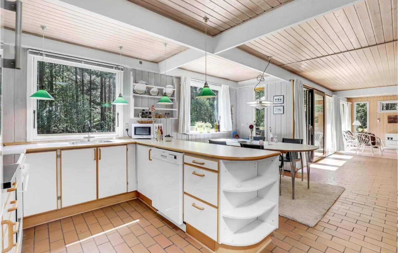 Lovely Home In Nexo With Kitchen エクステリア 写真