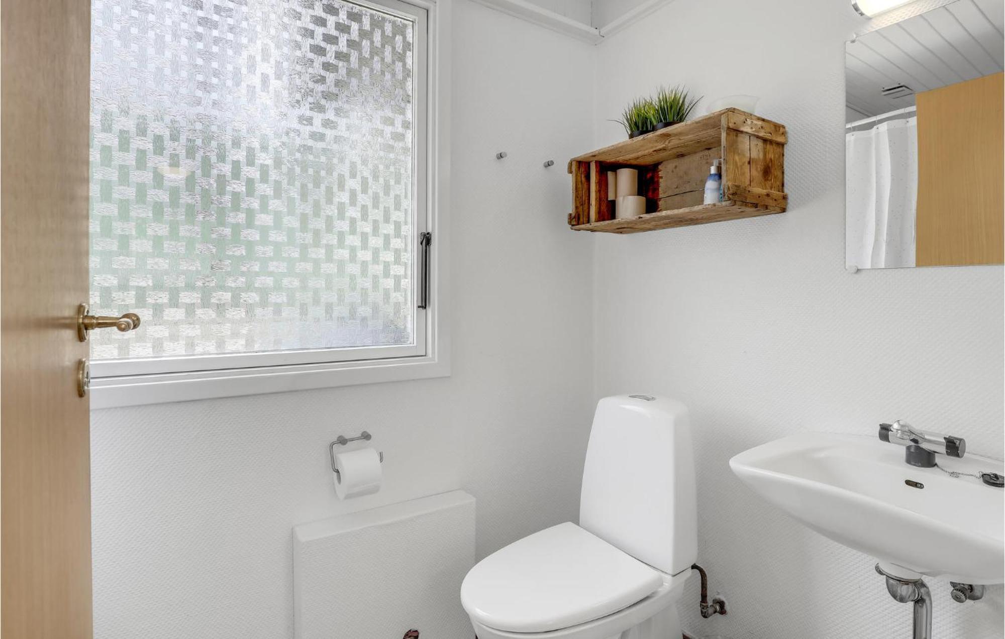 Lovely Home In Nexo With Kitchen エクステリア 写真