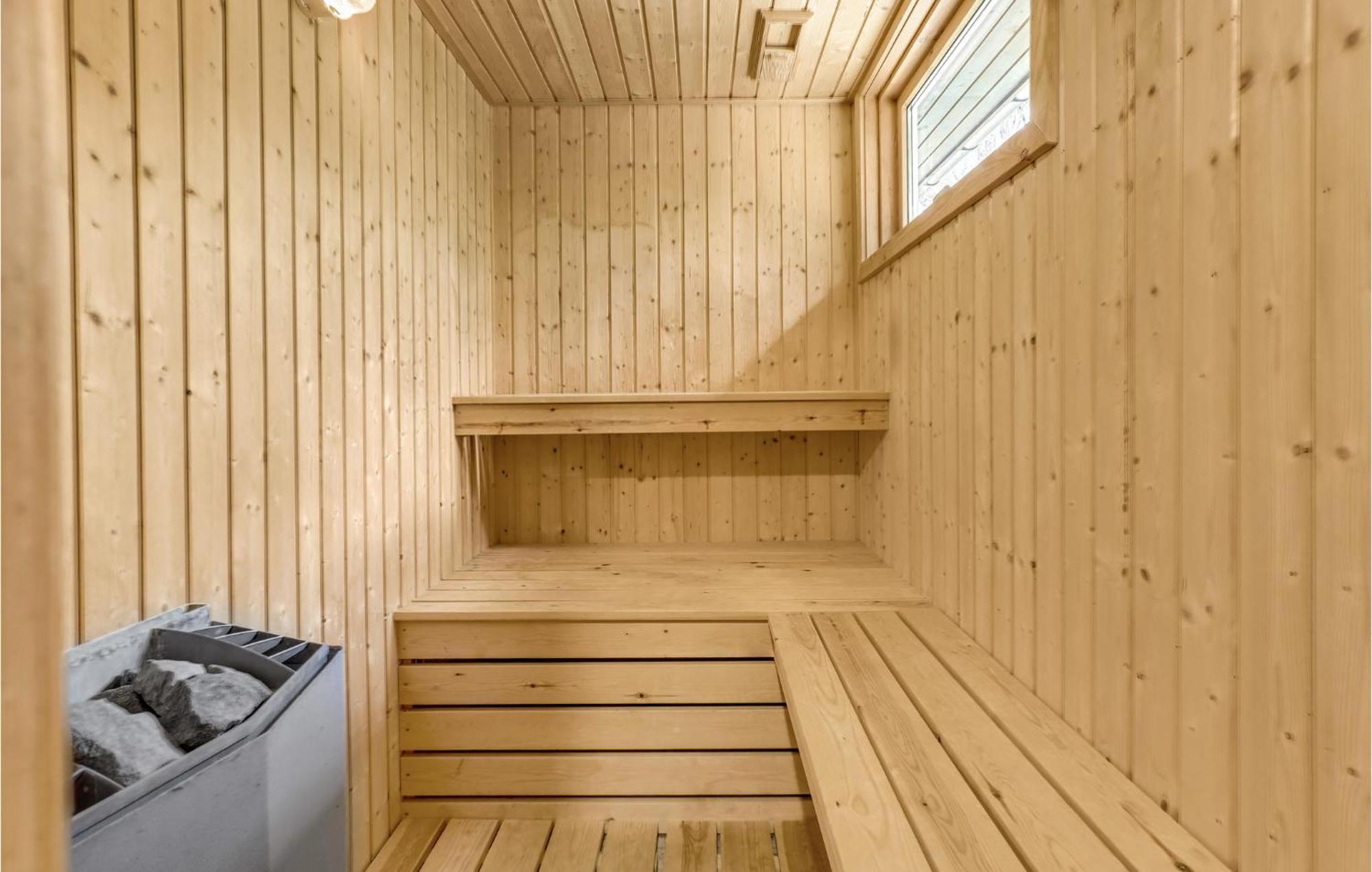 Lovely Home In Nexo With Kitchen エクステリア 写真
