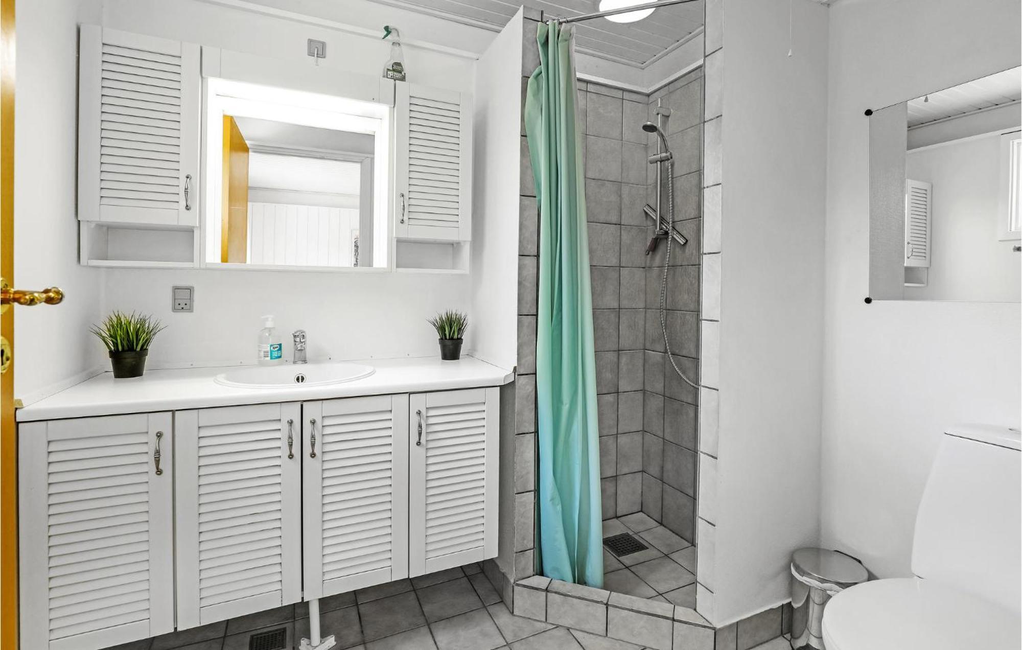 Lovely Home In Nexo With Kitchen エクステリア 写真