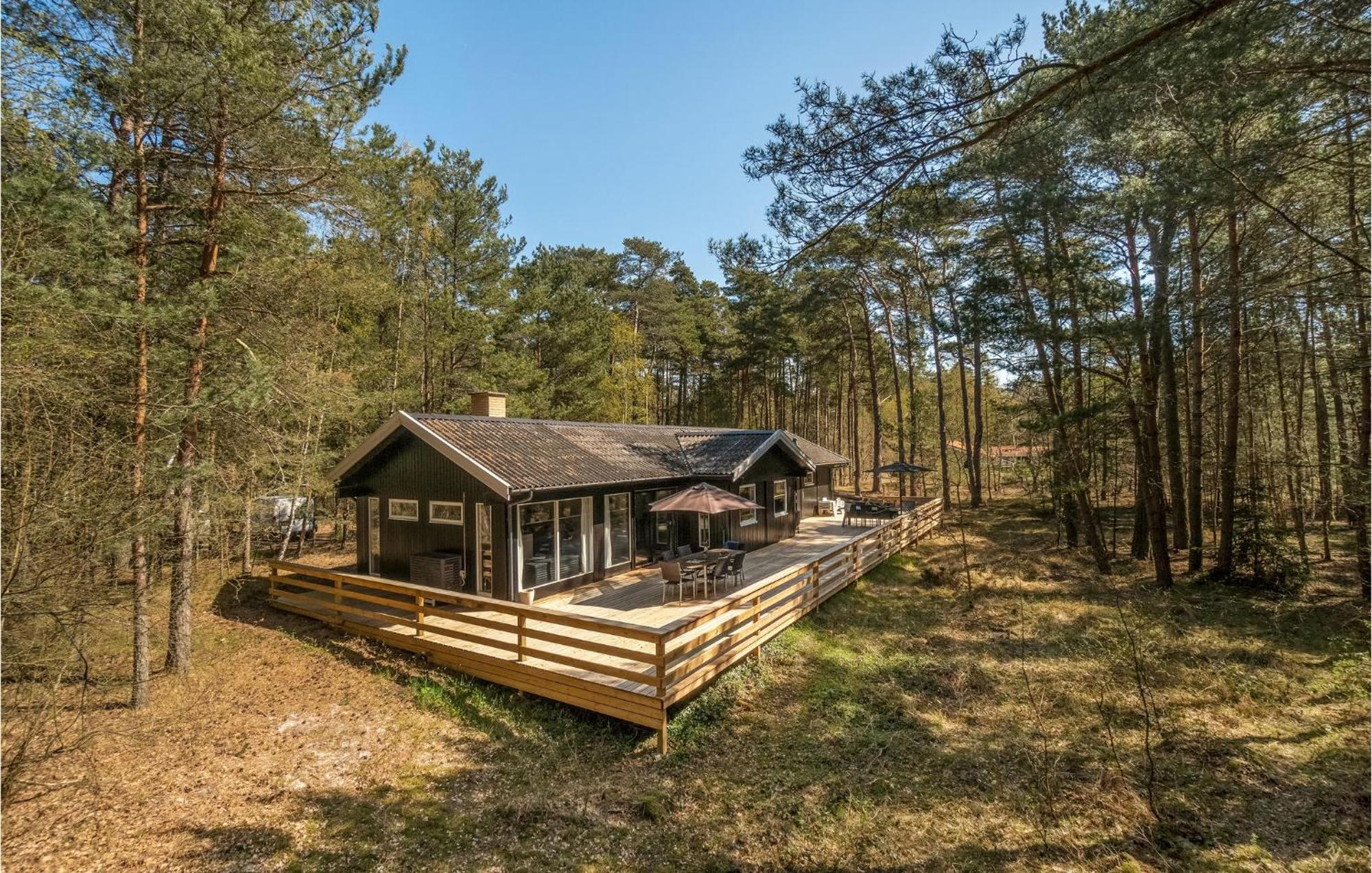 Lovely Home In Nexo With Kitchen エクステリア 写真